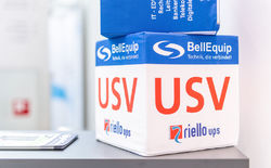 Langjähriger Partner für USVs ist der italienische Hersteller Riello UPS mit seinen Versorgungslösungen für Lasten von 400 VA bis 800 kVA oder modular noch mehr.