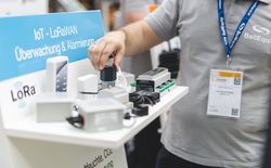 Wenn man von IoT-Lösungen spricht, führt im Moment kein Weg an der Funktechnologie LoRa vorbei. Hohe Reichweite, geringer Stromverbrauch und sichere Datenübertragung sind die großen Vorteile.