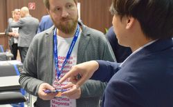 Sichtlich beeindruckt von der Magenta Lösung nutzte auch Advantech IIoT Spezialist Yuan Lee die erste Veranstaltungspause zum Experten-Austausch mit Martin Salcher.