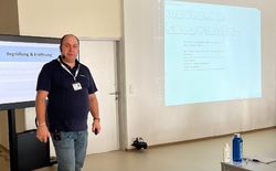 Mit drei Vortrags-Einheiten vermittelte Erwin Lasinger seine Kompetenz zum Thema industrielle Cyber Sicherheit. Von der allgemeinen Normen- und Standards-Situation über die praktische Umsetzung von Normen bis zum Einsatz von Netzwerk Monitoring Systemen reichten seine Themen.