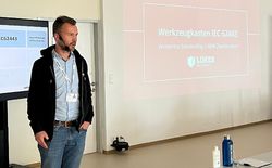 Ergänzt wurden die Westermo Themen mit hochkarätigen Gastvorträgen. So stellte Peter Panholzer vom führenden OT Security Unternehmen Limes Security GmbH den Werkzeugkasten IEC 62443 vor und gab mit einem Live-Hack Einblicke in das Leben eines Pentesters (Penetration Testing).